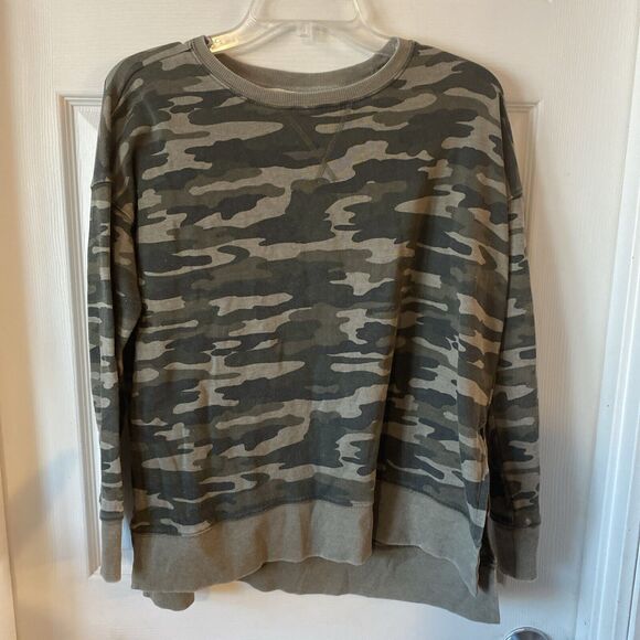 Lucky Brand Women’s Camouflage Sweatshirt Size XS Slit Sides Pullover - Picture 1 of 8